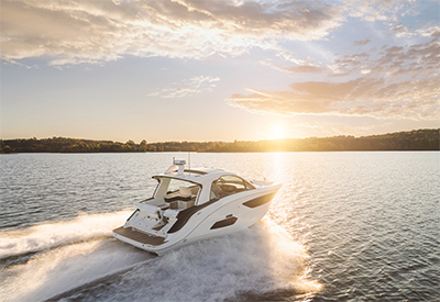 Sea Ray continues the legacy of the Sundancer Series with the new Sundancer 370