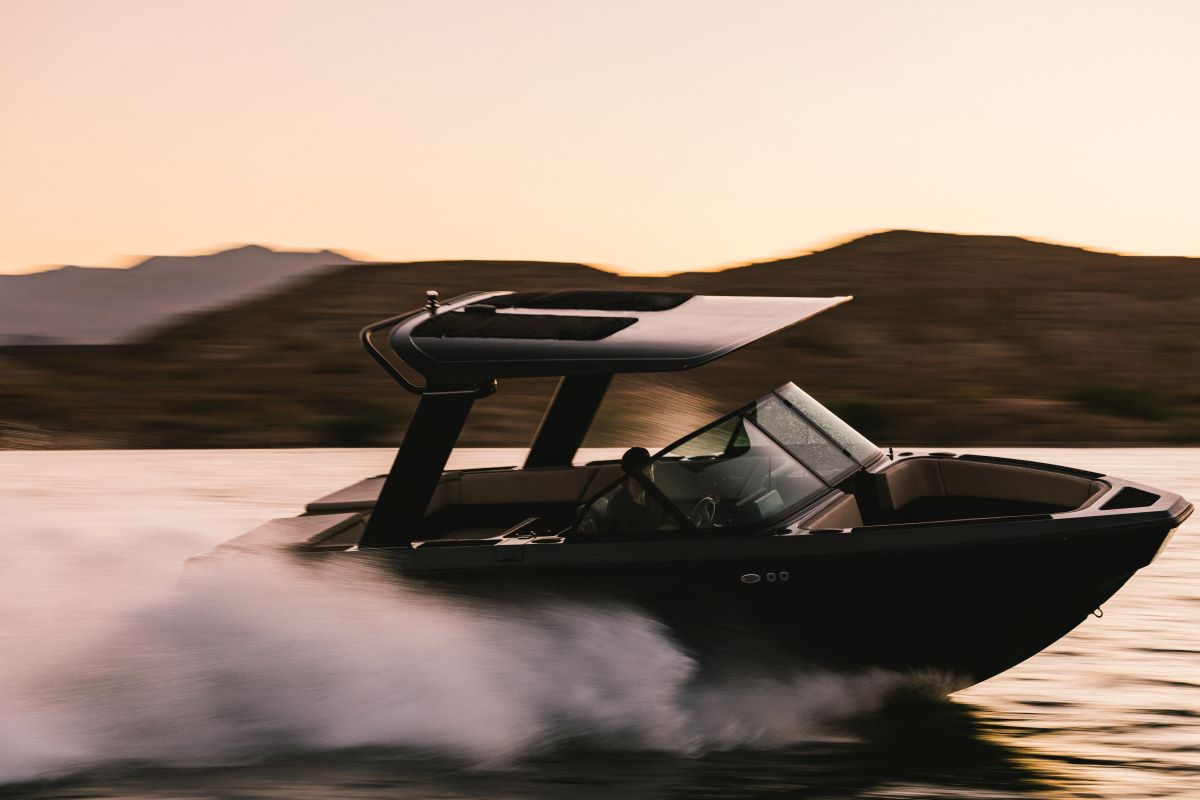 World’s Only All-Electric Wake Boat Makes Canadian Debut at Vancouver International Boat Show 